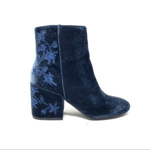 Kenneth Cole Rena Velvet Boot EUC Blue Size 8